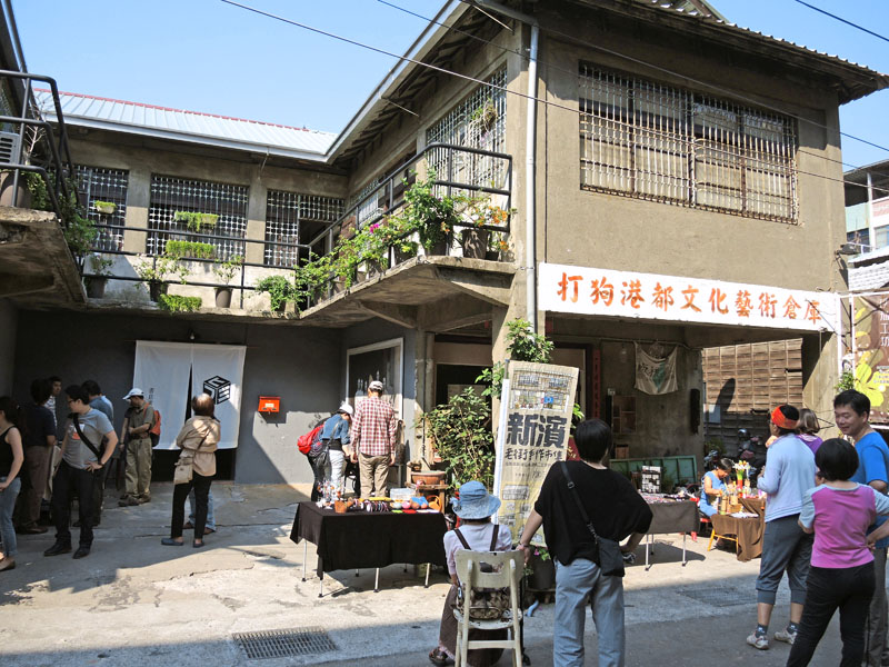 新濱老街手作市集結合文創商品與社區導覽，帶領遊客領略老街風華。（圖∕徐世雄 攝）