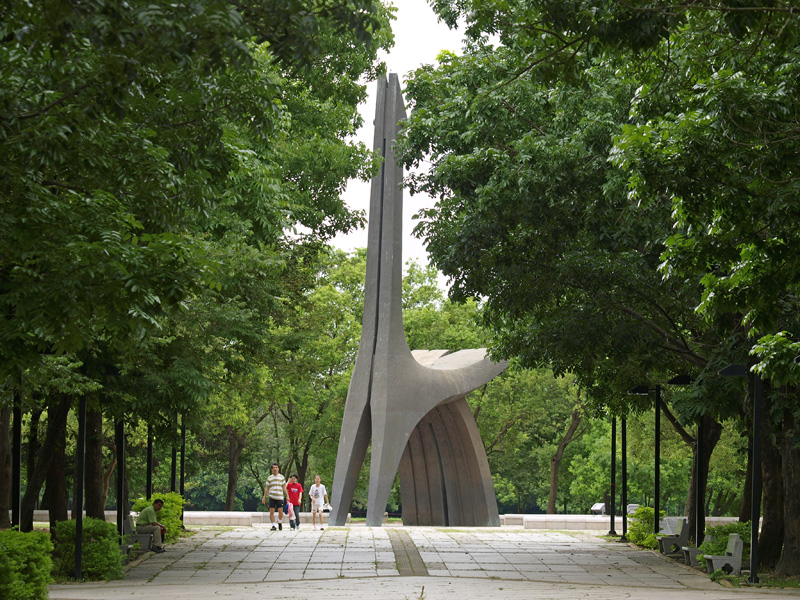 金雞日晷是高雄都會公園的標誌。（圖∕張簡英豪 攝）