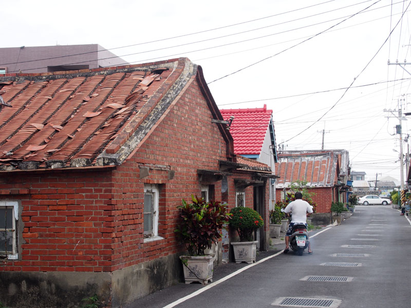 曾是鹽工宿舍的鹽田村老厝排列得非常整齊。（圖∕張筧 攝）