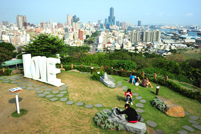 LOVE情人觀景台可眺望高雄市與高雄港景。（圖∕鮑忠暉 攝）