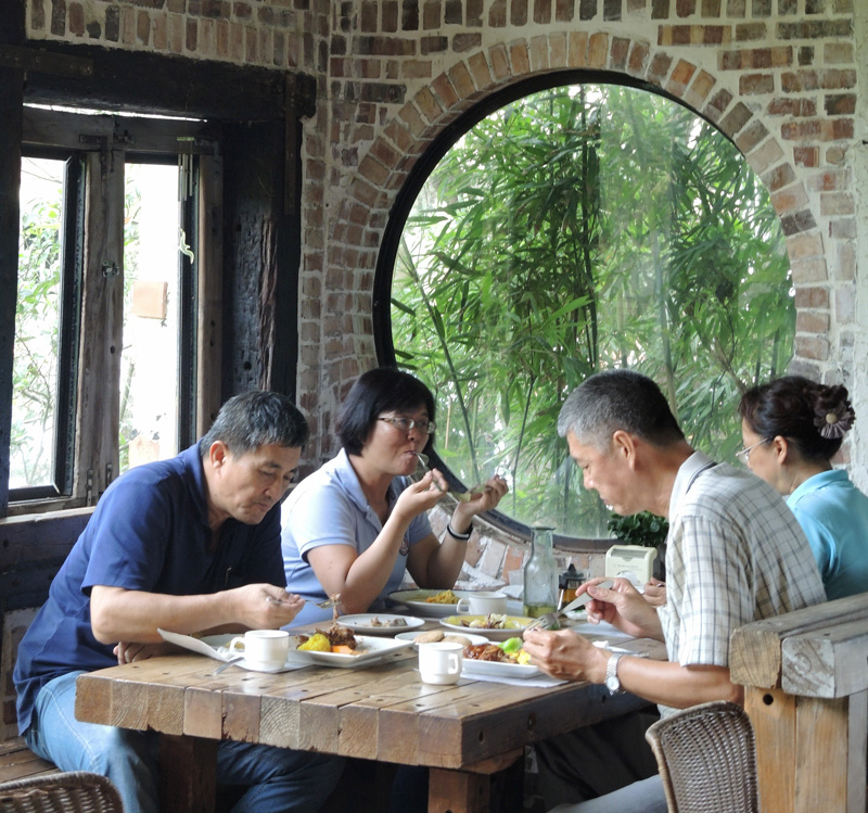 雅植歐洲香草園每到假日高朋滿座。（圖∕徐世雄 攝）