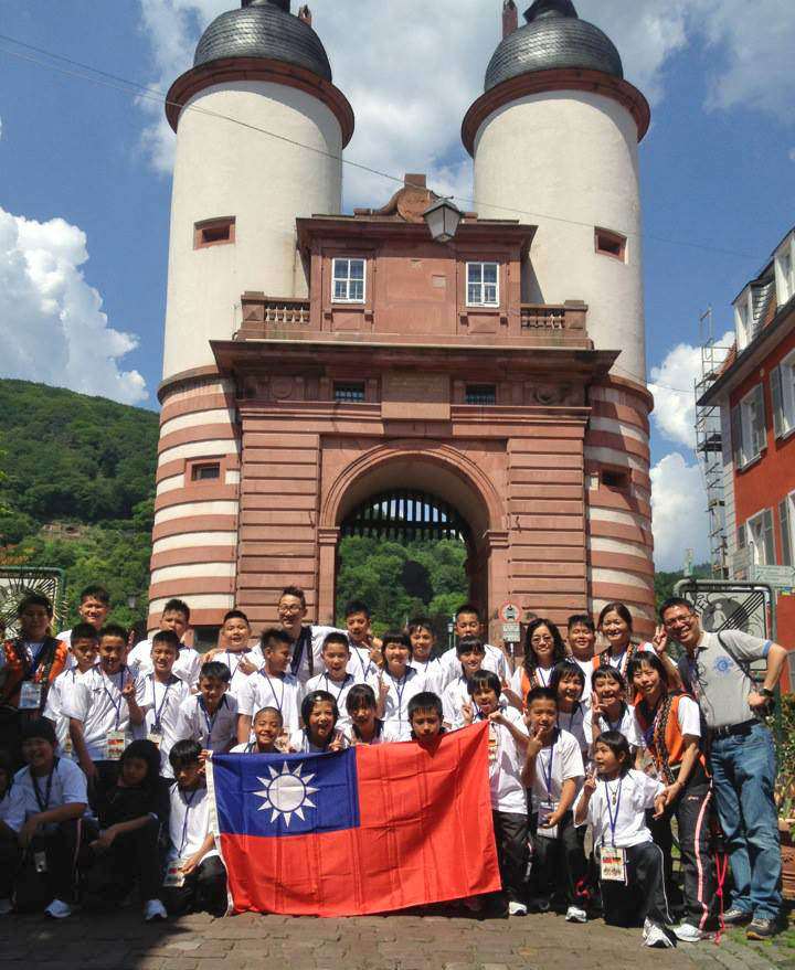 建山國小森巴鼓隊遠赴德國柏林表演站上世界舞台。（圖∕建山國小 提供）