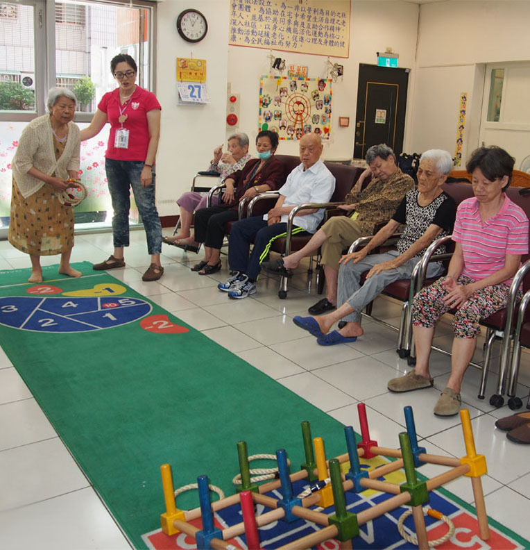 在銀髮家園裡，服務人員鼓勵長輩們多從事體能活動。（圖∕張筧 攝）