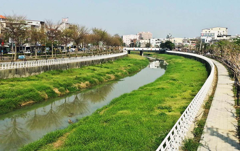 阿公店溪蛻變為舒適的水岸休憩空間。（圖∕高雄市政府水利局 提供）