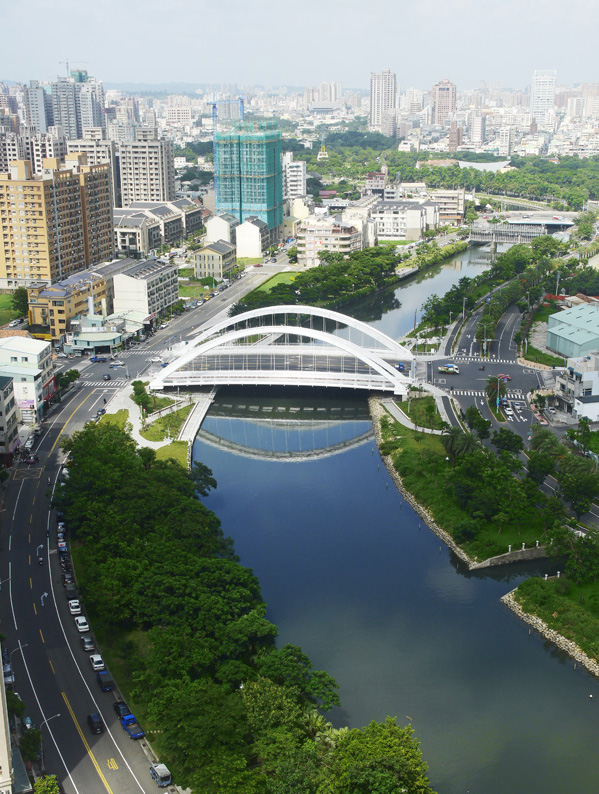 高雄愛河經過整治後成為一條乾淨美麗的河流。（圖∕張簡英豪 攝）