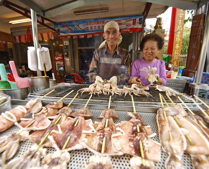 旗津街上的碳烤魷魚美味又營養。（圖∕張簡英豪 攝）