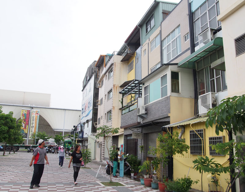 大東藝術文化中心附近的老屋經過改造讓周邊環境充滿藝術氛圍。（圖∕張筧 攝）