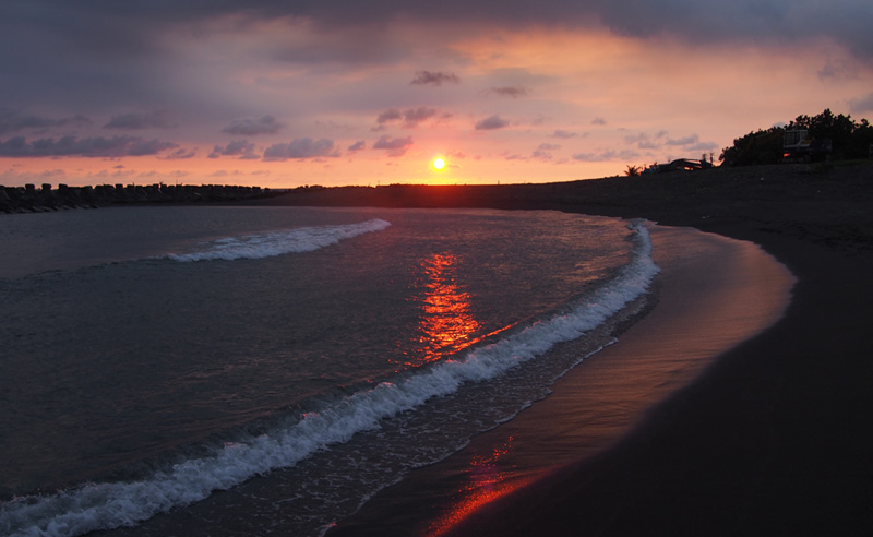 汕尾漁港旁彎月型海灣的夕陽美景令人屏息。（圖∕張筧 攝）