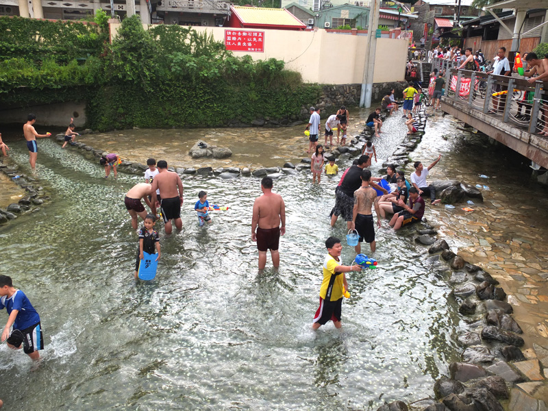 龍巖冽泉今年泉水豐沛，吸引民眾戲水。（圖∕柴山生態教育中心 提供)