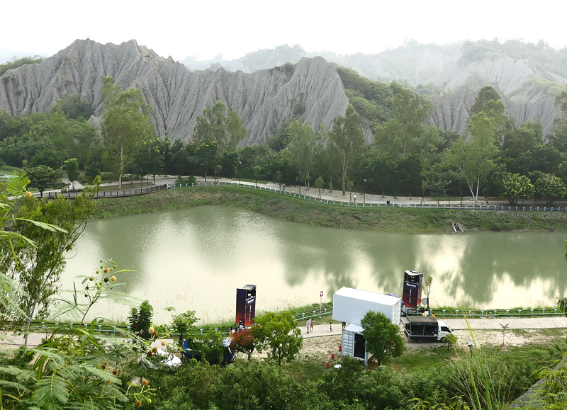 玉池倒映月世界美景，形成頗有韻致的山水畫。（圖∕張簡英豪 攝）