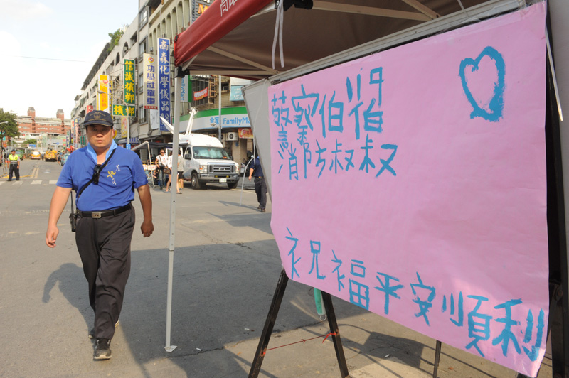 災區小朋友以童稚的海報表達感恩之心。（圖∕張忠義 攝）