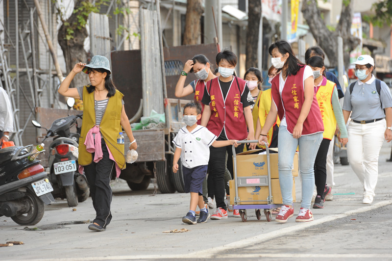 三信家商烘焙班提供麵包給國軍弟兄當點心。（圖∕張忠義 攝）