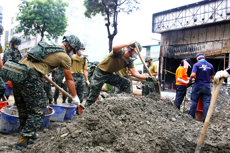 國軍弟兄協助搜救與清理災害現場。（圖∕曾國書 攝）