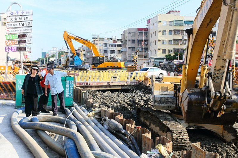 陳菊市長前往現場視察，關心重建工程進度。（圖∕曾國書 攝）