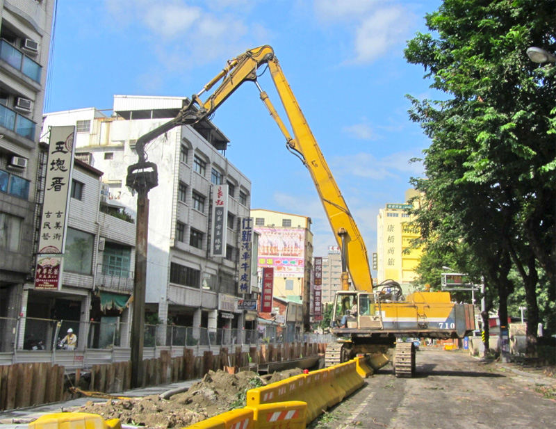 箱涵施作完成進行鋼板樁拔樁。（圖∕高雄市政府工務局 提供）