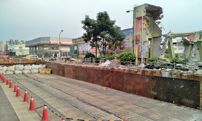 配合一心路的道路景觀重建，市府協調中石化公司拆除隔音牆。（圖∕鮑忠暉 攝）