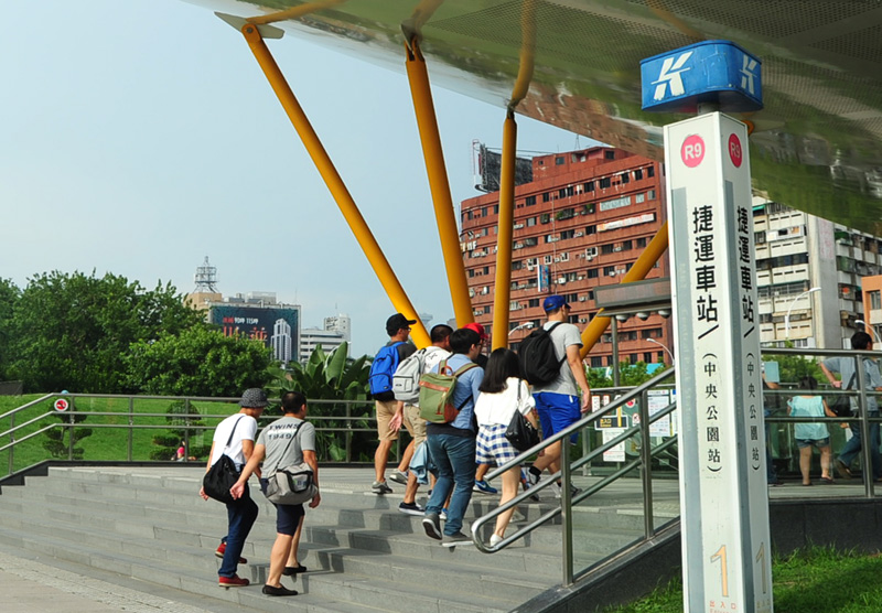 高雄觀光旅遊便利，搭乘捷運即可輕鬆遊高雄。（圖∕鮑忠暉 攝）