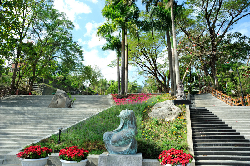 旗山鼓山公園經過整建後疏朗有致，更適合遊憩。（圖∕鮑忠暉 攝）