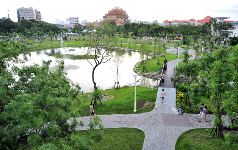 整建完成的岡山公園，提升岡山地區整體生活品質。（圖∕鮑忠暉 攝）