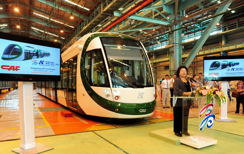 高雄輕軌車廂抵達高雄，展現方便貼心的乘車功能。（圖∕鮑忠暉 攝）