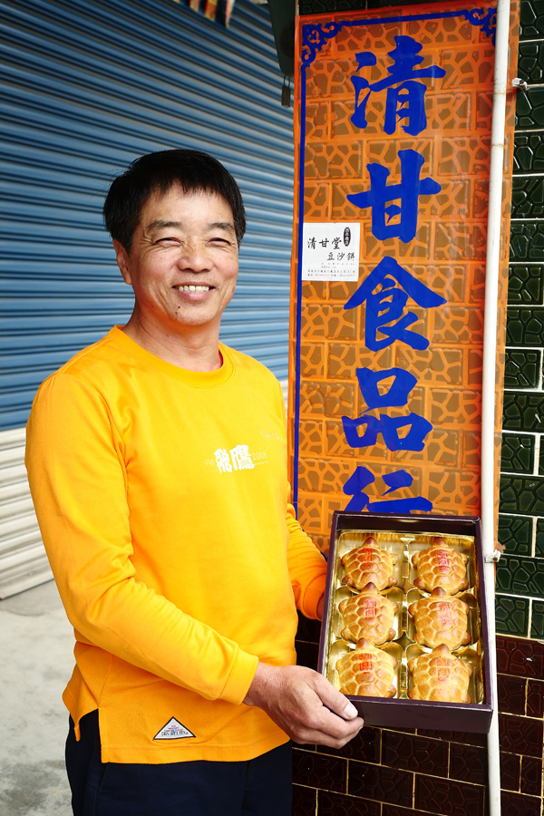 清甘堂第三代經營人蔡明進為龜王祭製作龜餅。（圖∕張簡英豪 攝）