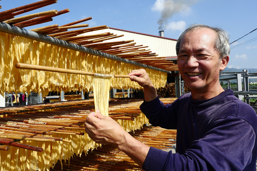 宋新富堅守父親傳下的工廠，讓手工豆皮持續飄香60年。（圖∕張簡英豪 攝）