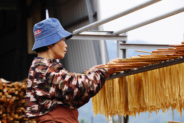 手工日曬豆皮是美濃人常食用的平民食材。（圖∕張簡英豪 攝）