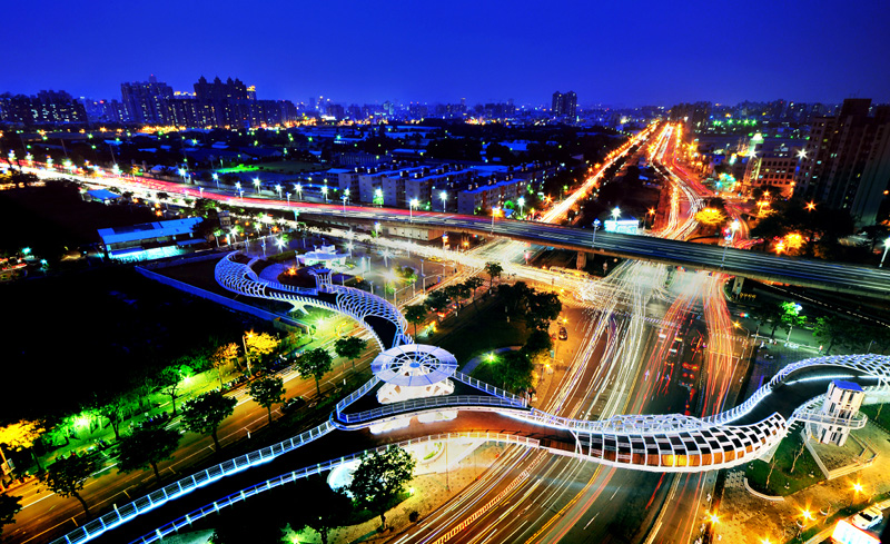 前鎮之星自行車橋不僅方便自行車騎士，也是城市中的美麗風景。（圖∕盧宏文 攝）