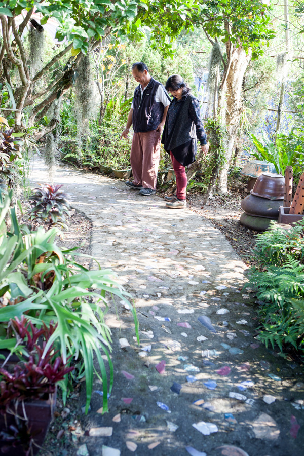 林文貴工作室的林間步道也用陶片鋪成。（圖∕高志宏 攝）