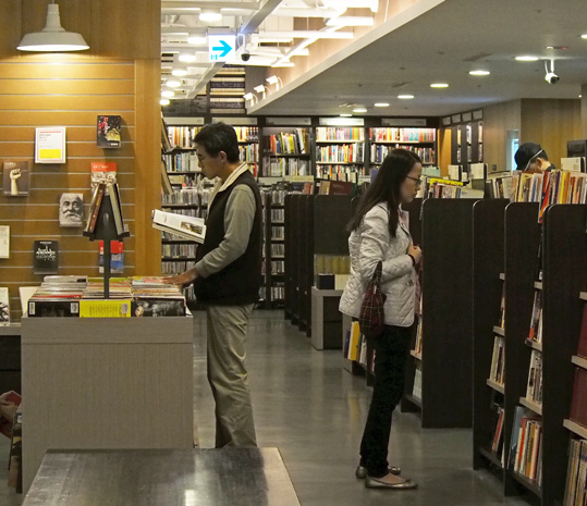 知名的二手書店陸續進駐高雄增進市民的閱讀風氣。（圖∕張筧 攝）