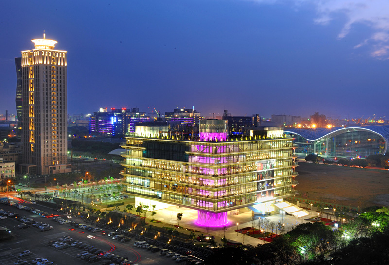 以懸吊式結構工法結合綠建築的高雄市立圖書館總館坐落於高雄展覽館對面成為「亞洲新灣區」新亮點。（圖∕鮑忠暉 攝）