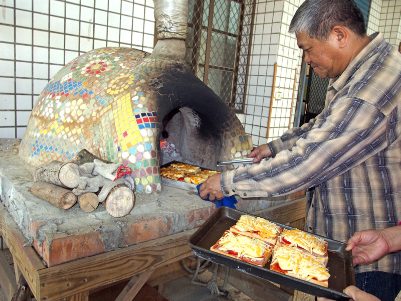 「社大藝術基地和平一號」裡有自製烤爐可以烤pizza喔！（圖∕張筧 攝）