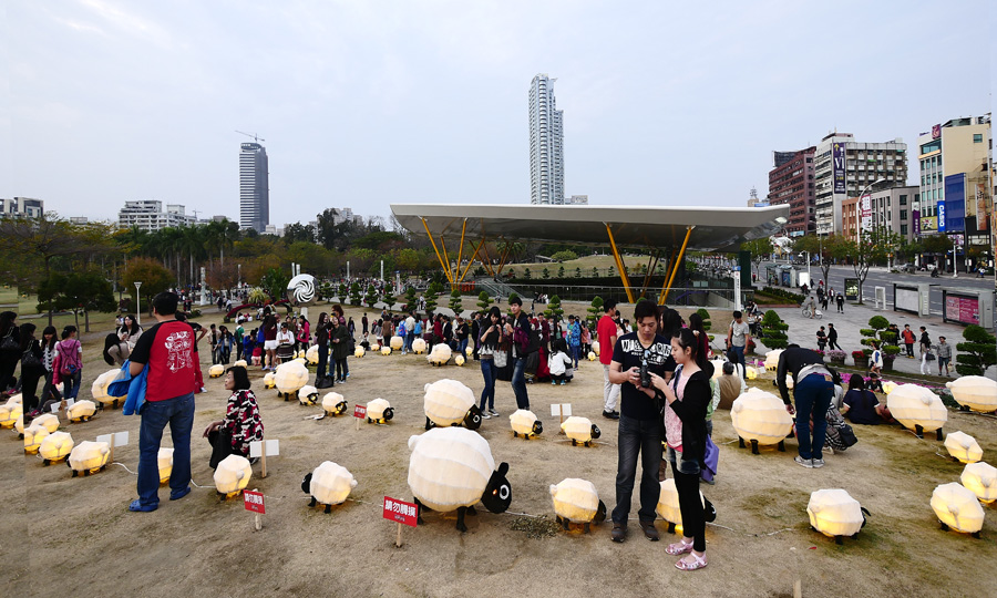 中央公園捷運站「吉羊久久」超萌的99隻綿羊燈，吸引民眾停下腳步合影。（圖∕張簡英豪 攝）