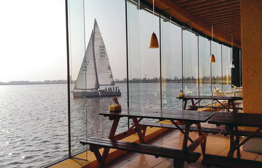 在帆船主題餐廳用餐，同時享受美食與海景。（圖∕愛法蘿I-faro帆船主題餐廳 提供）