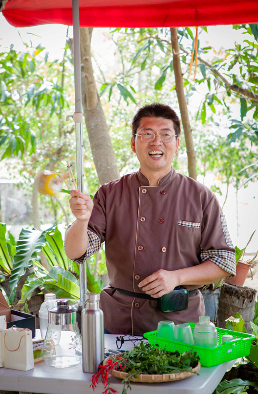 香草園主人陳誌誠解說香草特色與功能。（圖∕高志宏 攝）