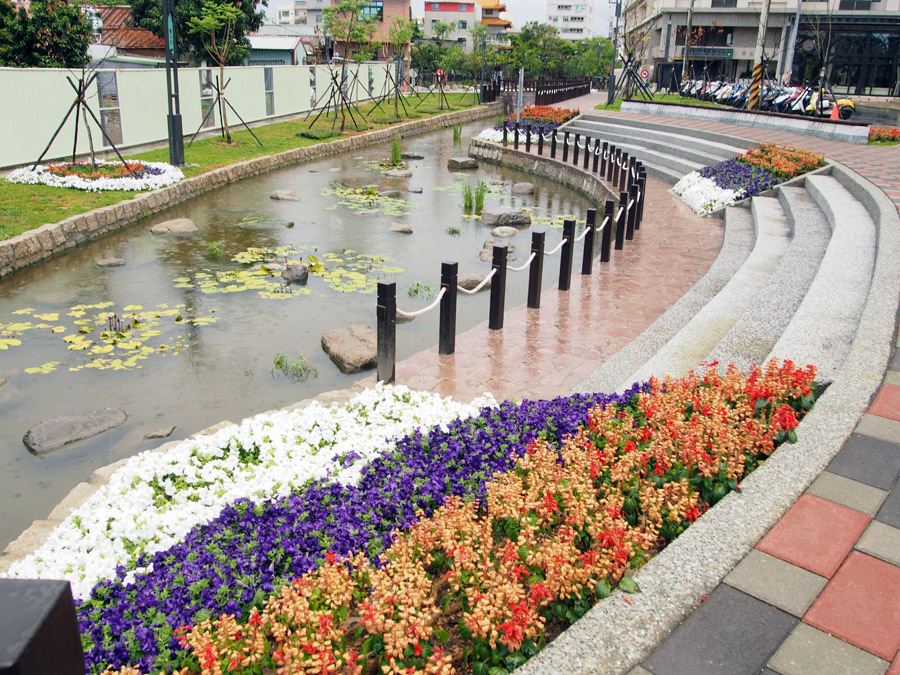 曹公圳水岸遍植花草與水生植物。（圖∕張簡英豪 攝）