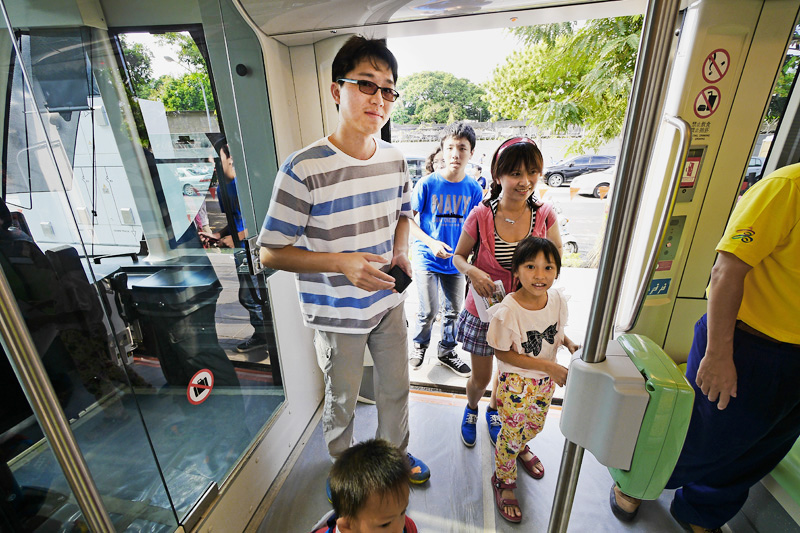 高雄輕軌列車採用低底盤與月台齊平，方便乘客上下車。（圖∕張簡英豪 攝）