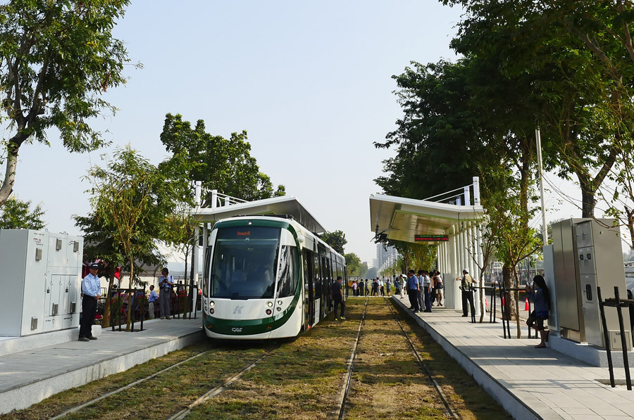 精巧的高雄輕軌列車，成為城市旅遊的新體驗。（圖∕張簡英豪 攝）