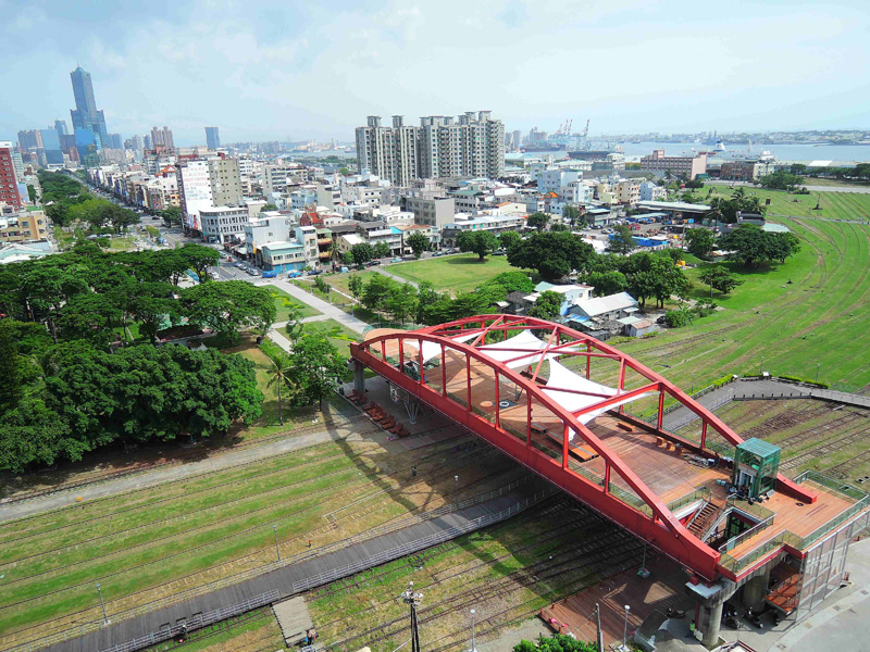 站在「天空雲台」上可俯瞰鐵道文化園區開闊的綠地景觀。（圖∕高雄市政府都市發展局 提供）