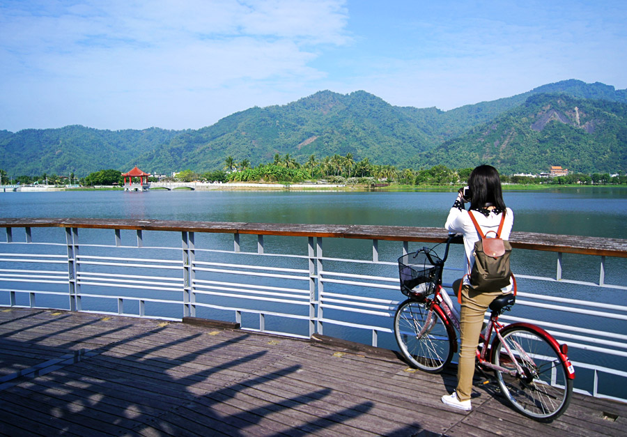 美濃自行車路線可欣賞中正湖的美麗風光。（圖∕陳坤毅 攝）