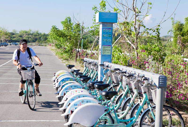 高雄市公共腳踏車租賃系統方便又省錢，鄉村地區也有喔。（圖∕高志宏 攝）