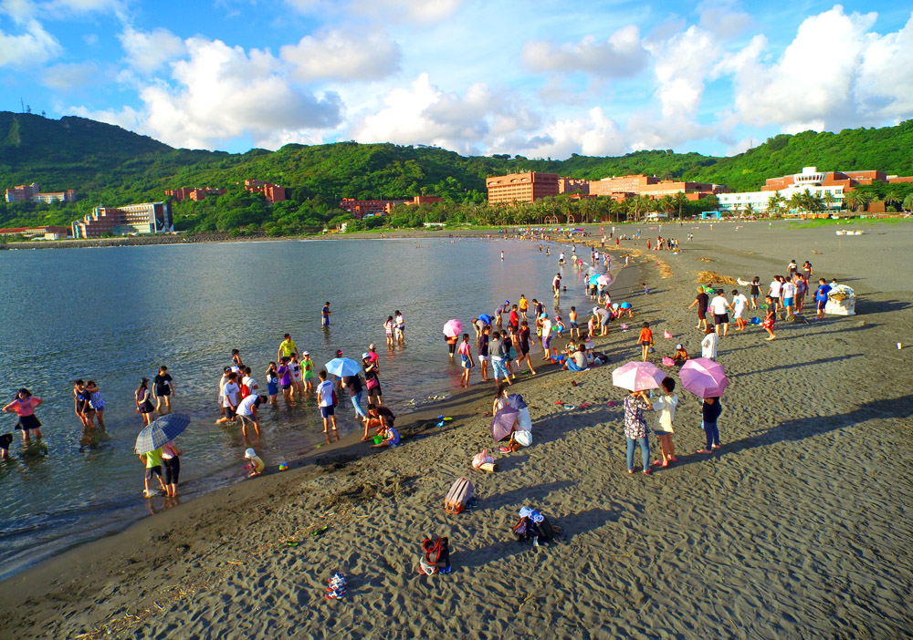 西子灣平坦的沙灘，是高雄夏日戲水消暑的聖地。（圖/張簡英豪 攝）