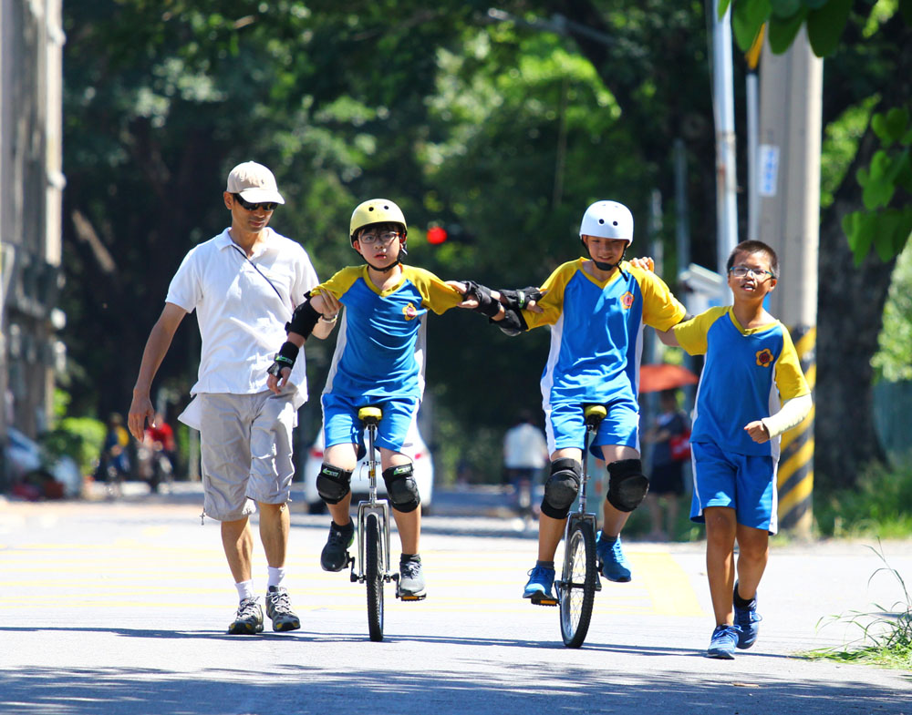 明德國小參加「小校教育．翻轉在地」要用獨輪車活化當地眷村。（圖/高雄市政府教育局 提供）