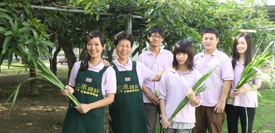 楊珺雅回鄉與家人一起經營牧場。(圖/水流莊牧場 提供)