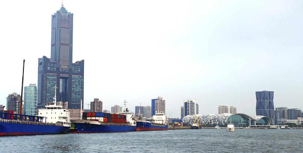 乘船瀏覽高雄港，近距離感受大型船舶的震撼。（圖/張簡英豪 攝）