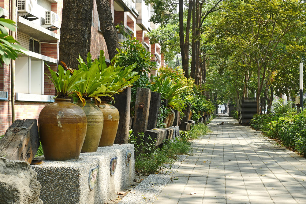 光榮國小以陶甕裝飾校園與圍牆。（圖/張簡英豪 攝）