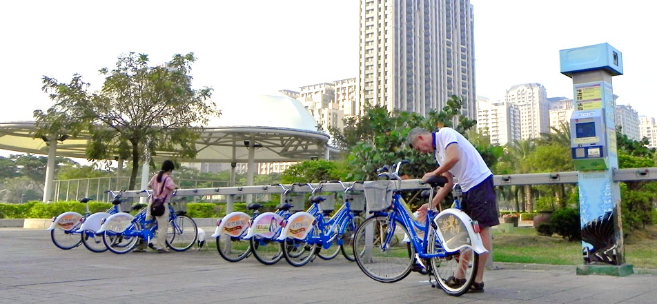 高雄各個公共腳踏車租賃站，已經換上全新小藍波提供租借。(圖/廖順福 攝）