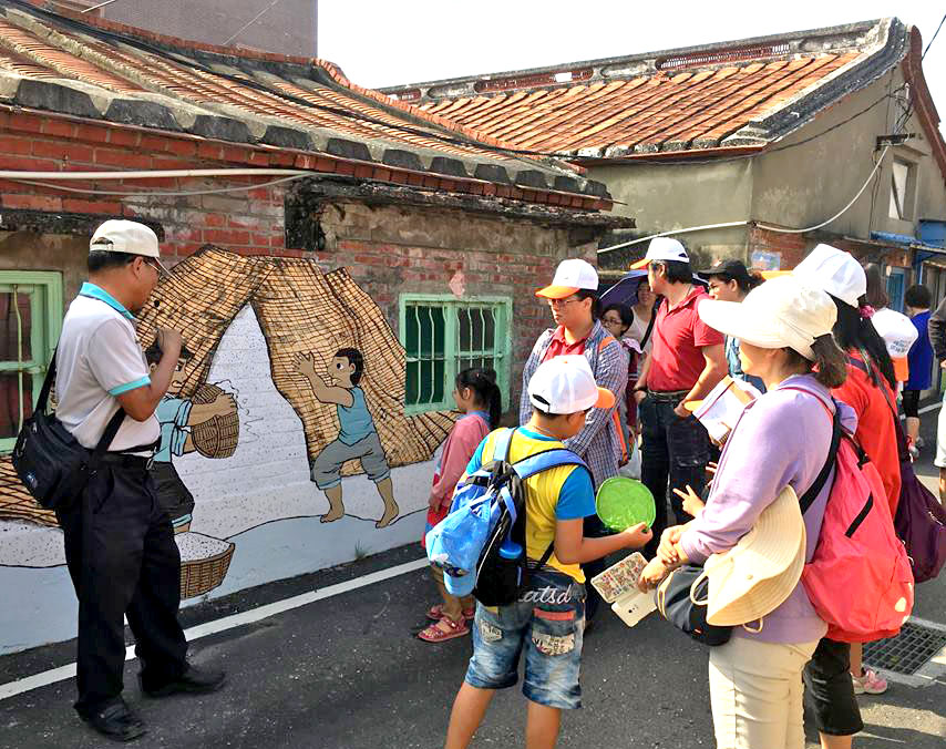 旅客紛紛造訪鹽田村聆聽老故事，與彩繪牆拍照、打卡！（圖/鹽田社區發展協會 提供）