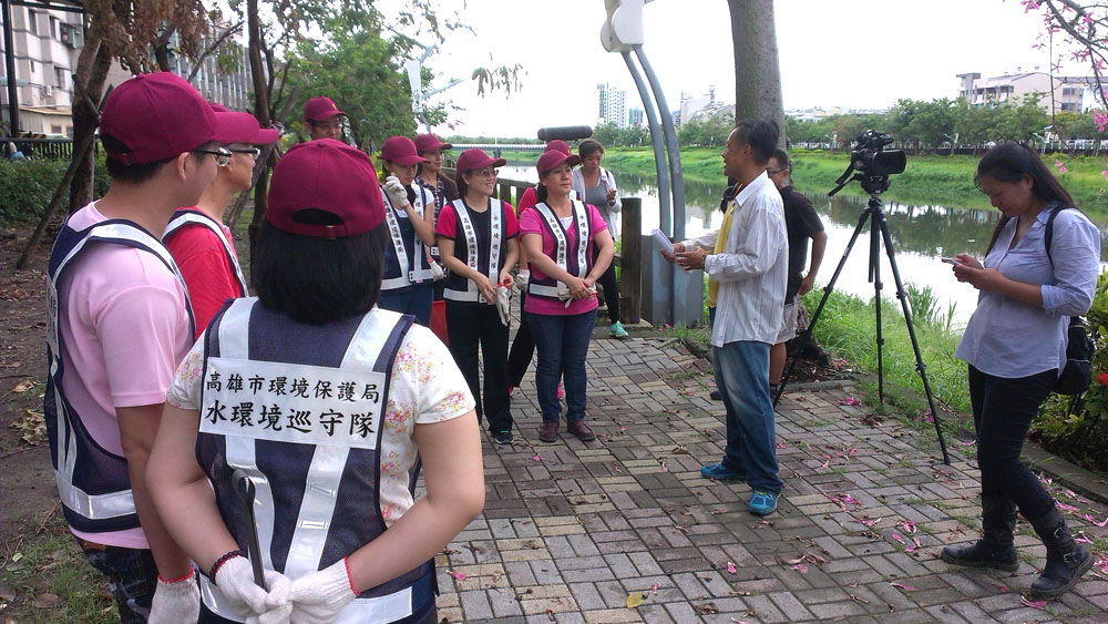 王天倫導演跟著河川巡守隊體驗巡守過程。（圖/高市府環保局 提供）