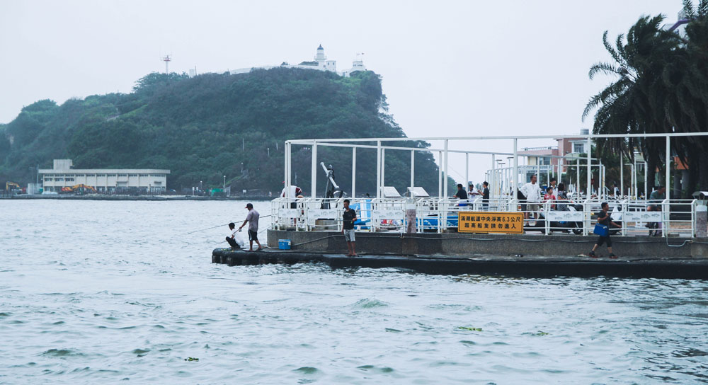 即使是在都會裡，被海港圍繞的高雄，釣客們也能找到一方海角享受魚釣樂趣。（郭安比•攝影）